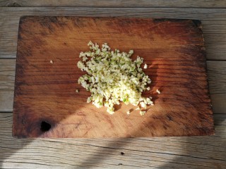 3、避风塘茄子,大蒜去皮去蒂，切蒜末备用。