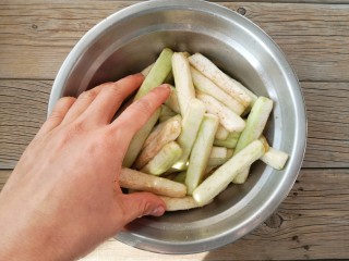 6、避风塘茄子,抓拌均匀，静置10-15分钟。