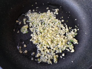 11、避风塘茄子,将油倒出，锅中留适量底油，加入蒜末。