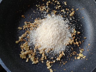 13、避风塘茄子,加入适量面包糠。