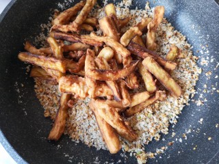 15、避风塘茄子,加入复炸过的茄子条翻炒一下。