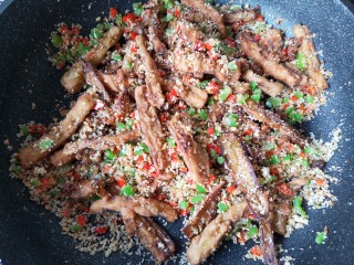 17、避风塘茄子,出锅前加一点白糖和鸡精提味，翻炒均匀即可。