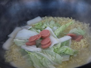 9、深夜食堂～年糕辣酱芝士方便面,快熟时加入白菜和火腿肠