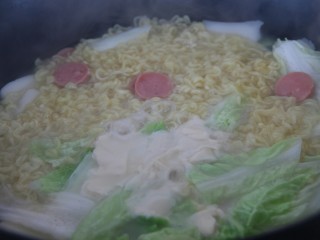 10、深夜食堂～年糕辣酱芝士方便面,再加入芝士片