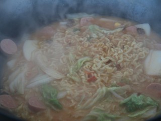 13、深夜食堂～年糕辣酱芝士方便面,煮熟即可出锅