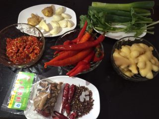 1、芋儿鸡,备好所有配料