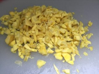 3、芋儿鸡,泡姜切成粒