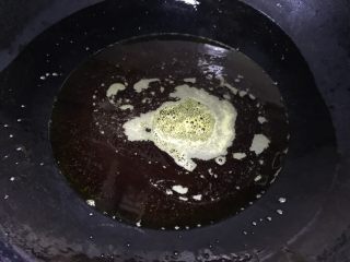 8、芋儿鸡,锅内下菜油一斤烧至八、九成熟,注意不要烧燃了(中小火)