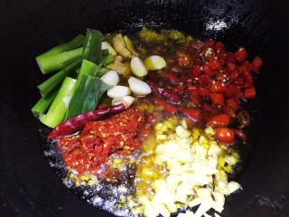 9、芋儿鸡,将泡姜、泡椒、辣椒酱、姜葱蒜、干辣椒一起下锅炒出香味(中火)