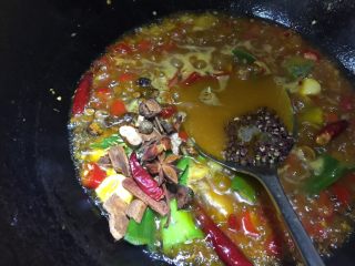 10、芋儿鸡,放入香料、花椒粒、冰糖推匀(中火)