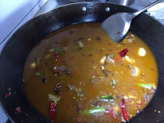 13、芋儿鸡,加入水,盖过鸡肉再多一点点,并烧开