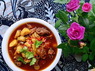 15、芋儿鸡,一个半小时后出锅,如果水太多可以在此时将火调大收些汁,芋儿糯软入口即化,鸡肉软而不失嚼劲,味道辣爽鲜美