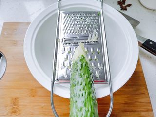 3、香蒜陈醋酱黄瓜,我用的刨丝刀，所以只去了一头。