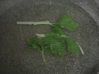 1、芹菜瘦肉粥,2.香芹洗净，放到开水锅里焯水30秒左右。