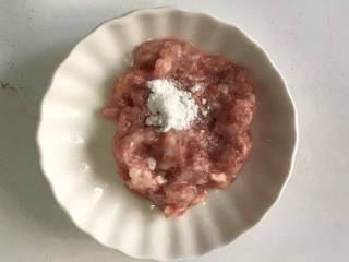 4、芹菜瘦肉粥,加少许淀粉搅拌均匀，大宝宝吃此时可加少许盐调味。