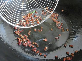 5、香辣小龙虾,热锅注入油六分热，放入花椒炸一下捞出不用，注意是花椒不是麻椒