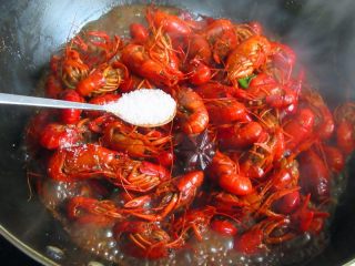 10、香辣小龙虾,拣出葱段，加入盐翻匀煮一分钟入味