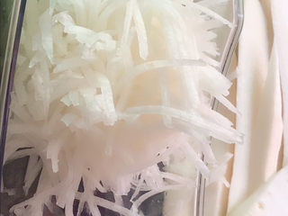 3、广式萝卜糕,切好的白萝卜丝