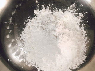 4、广式萝卜糕,将萝卜糕专用粉倒入盘中