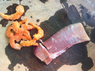 7、广式萝卜糕,准备好虾米和腊肉（腊肠也可以）