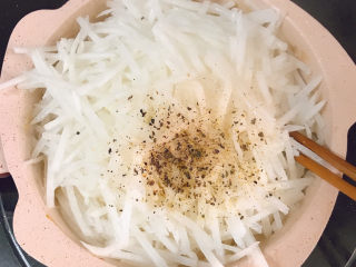 11、广式萝卜糕,放盐和胡椒粉