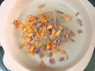 9、广式萝卜糕,热锅冷油，下虾米和腊肉碎炒香