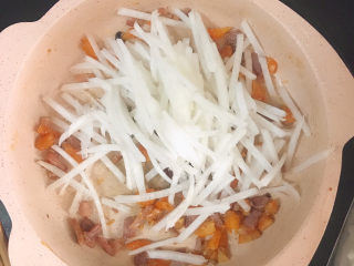 10、广式萝卜糕,放入白萝卜丝