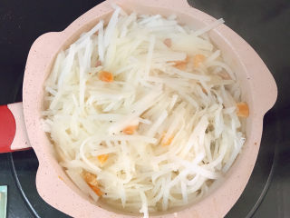 12、广式萝卜糕,加入40ml清水将萝卜丝煮熟