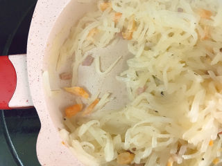 13、广式萝卜糕,水份收干关火