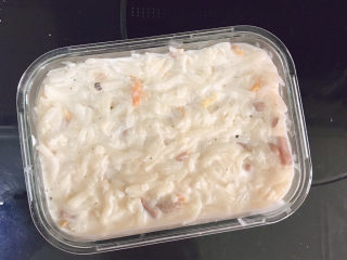 16、广式萝卜糕,搅拌均匀后倒入容器中