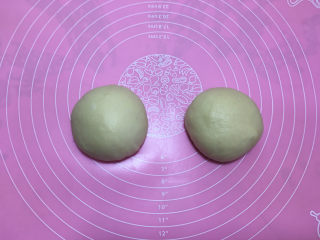 9、美味的牛排披萨,取出披萨面团，排气后平均分割成两份并揉圆。