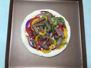 20、美味的牛排披萨,铺上去水后的蔬菜和牛肉条，牛肉条放在最上面一层。