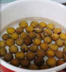 1、栗子泥,栗子用清水洗净，放锅中，清水没过栗子为宜，煮大约30分钟左右