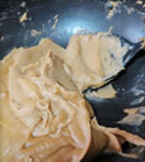 4、栗子泥,放入白砂糖炒掉多余的水分