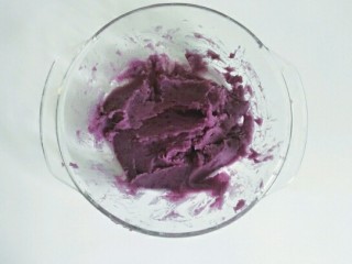 4、芋圆小火锅,紫薯加入白糖捣成泥，紫薯比较干，可以稍加些水