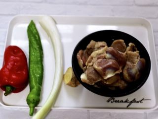 1、孜然老醋辣爆鸡胗,首先备齐所有的食材，把鸡胗提前用清水浸泡一会儿，看见血水放干净以后，把鸡胗用清水冲洗干净。