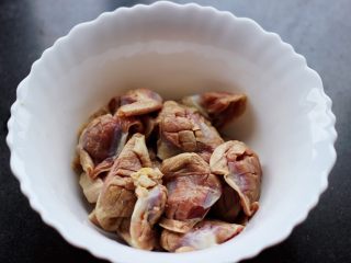 3、孜然老醋辣爆鸡胗,把所有的鸡胗都改好刀以后，放到一个大一点的碗里。