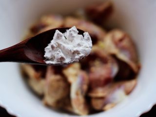 7、孜然老醋辣爆鸡胗,这个时候加入淀粉。