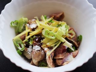 8、孜然老醋辣爆鸡胗,碗里再放入葱姜丝。