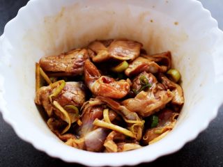 10、孜然老醋辣爆鸡胗,所有的食材都加入以后，带上一次性手套把所有的食材和调料混合搅拌均匀后腌制半个小时左右。