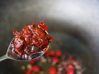 13、孜然老醋辣爆鸡胗,这个时候加入郫县豆瓣酱，翻炒出红油。