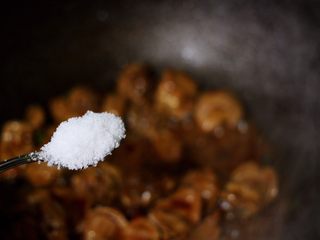 16、孜然老醋辣爆鸡胗,加入适量的白糖提鲜调味。