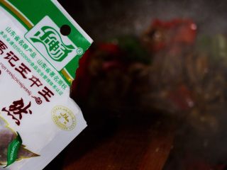 17、孜然老醋辣爆鸡胗,加入孜然粒后，继续进行大火翻炒。