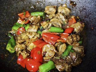 18、孜然老醋辣爆鸡胗,翻炒至青尖椒和红尖椒断生变色的时候，就可以关火啦。