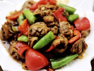 19、孜然老醋辣爆鸡胗,啦啦啦，麻辣鲜香的老醋孜然辣爆鸡胗就完美出锅啦，盛到盘子里即可享用。