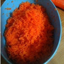 1、蘑菇肉酱,杏鲍菇洗净，切成小碎丁，胡萝卜洗净。去皮，擦成胡萝卜蓉