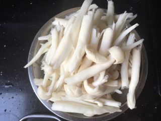 9、家常鸡公煲,对半