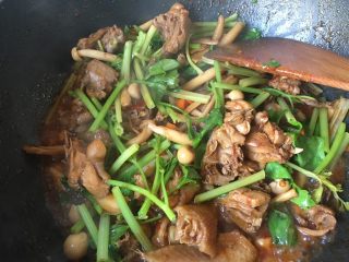 13、家常鸡公煲,汁收的差不多了加芹菜