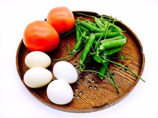 1、西红柿炒鸡蛋豌豆,准备好所有食材。