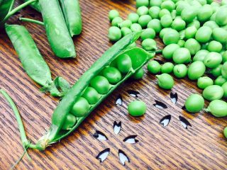 2、西红柿炒鸡蛋豌豆,把豌豆夹打开，把豆子剥出来。